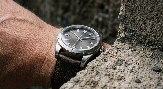 Horloge vlakbij betonnen muur. Hoe kun je krassen voorkomen?